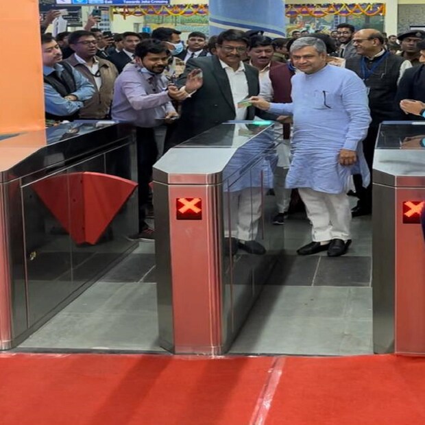 তবে মেট্রোব্যবস্থা যেভাবে সময়ের সঙ্গে সঙ্গে শহরের জয়রাইডের মাধ্যম থেকে নিজেকে পাল্টে ব্যস্ত শহরের অন্যতম গুরুত্বপূর্ণ পরিবহণ মাধ্যম হয়ে উঠেছে, তার উপকার বেহালাবাসী সর্বতোভাবেই পাবেন বলে মনে করছেন তাঁরা।