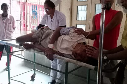 চিকিৎসা চলছে আহতের