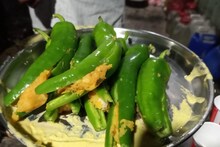 মাত্র ১ টাকায় সুস্বাদু লঙ্কার চপ, শীতের সন্ধেয় ভিড় উপচে পড়ছে দোকানে