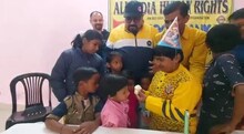 গত ১৫০০ দিন ধরে ক্ষুধার্ত অগণিত ভবঘুরেদের খাবার দিচ্ছে যুবকের ফুড ব্যাঙ্ক
