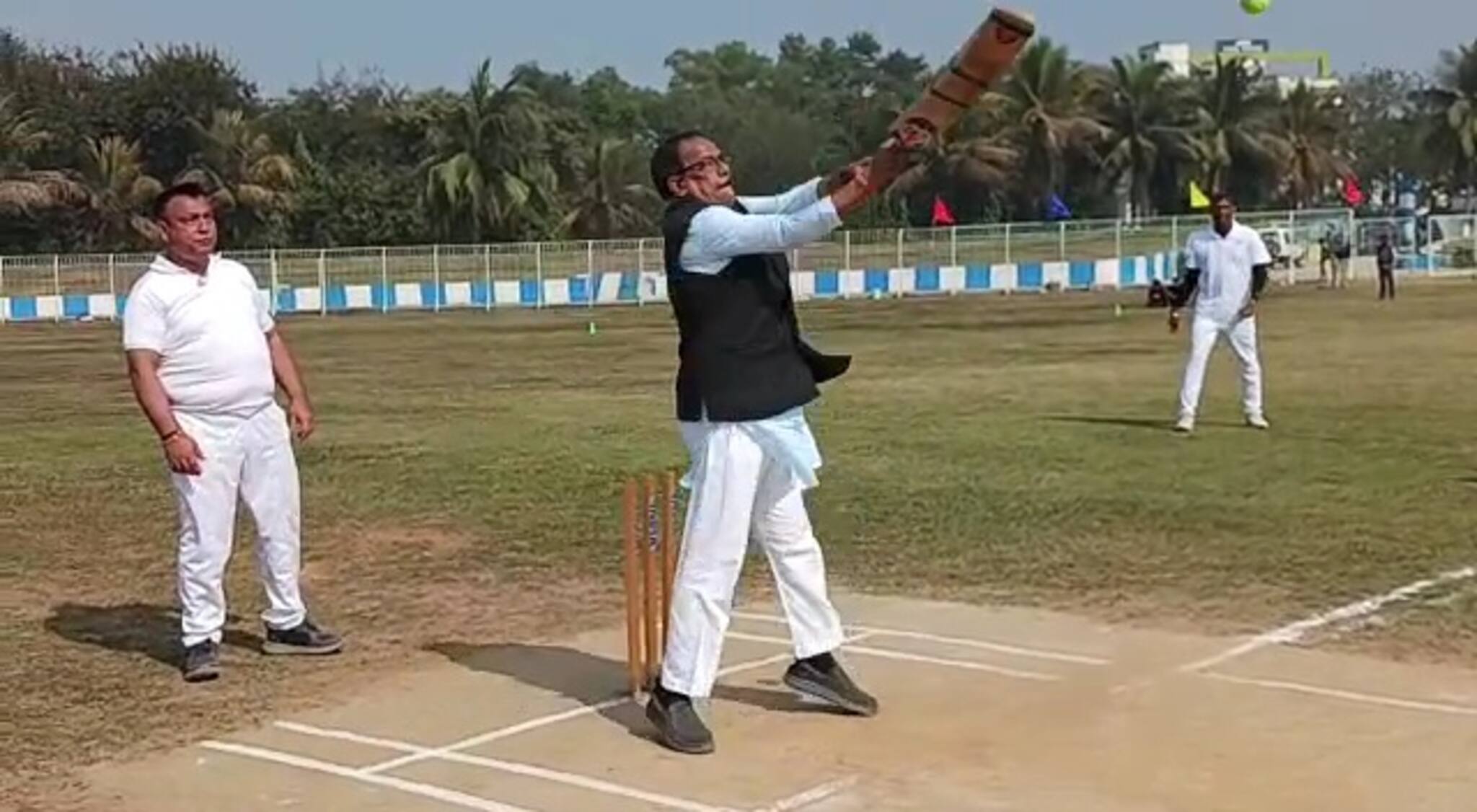 মাঝ মাঠে মন্ত্রীর সঙ্গে পুলিশ কমিশনারের জমজমাট লড়াই, দুর্গাপুরে দারুণ দৃশ্য