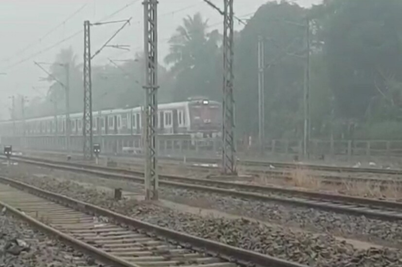 পূর্ব মেদিনীপুর জেলার শিল্পাঞ্চল শহর হলদিয়ায় সর্বোচ্চ তাপমাত্রা ২৬ ডিগ্রি সেলসিয়াস। সর্বনিম্ন তাপমাত্রা ১৪ ডিগ্রি সেলসিয়াস। যা স্বাভাবিক তাপমাত্রা সমান। বাতাসে আর্দ্রতার পরিমাণ ৫৭ শতাংশ। ঘন্টায় ১৩ কিমি গতিবেগে বইছে উত্তরে হাওয়া। শেষ ২৪ ঘন্টায় বৃষ্টি হয়নি। আগামী ২৪ ঘন্টায় আবহাওয়ার পরিবর্তনের কোন ইঙ্গিত নেই। তবে কল কারখানার ধোঁয়ার কারণে সকালবেলায় ধোঁয়াশার সৃষ্টি হয়েছে হলদিয়া জুড়ে। Input-  Saikat Shee