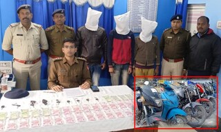 উদ্ধার হওয়া জাল নোট ও মটর বাইক 