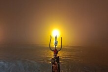 শুরু হল মকর সংক্রান্তির পুণ্যস্নান, ভিড় আছড়ে পড়ল সাগরে
