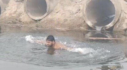 মকর সংক্রান্তির ডুব দিচ্ছেন পুণ্যার্থীরা।