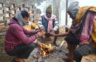 আগুন তাপছেন সাধারণ মানুষ 