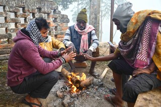 আগুন তাপছেন সাধারণ মানুষ 