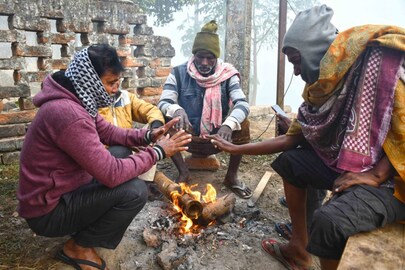 আগুন তাপছেন সাধারণ মানুষ 