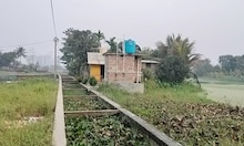 ভেড়ির ধারের আলপথই গ্রামবাসীদের যাতায়াতের রাস্তা