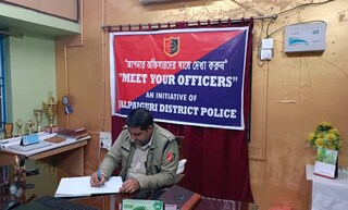 পাড়ায় পুলিশ