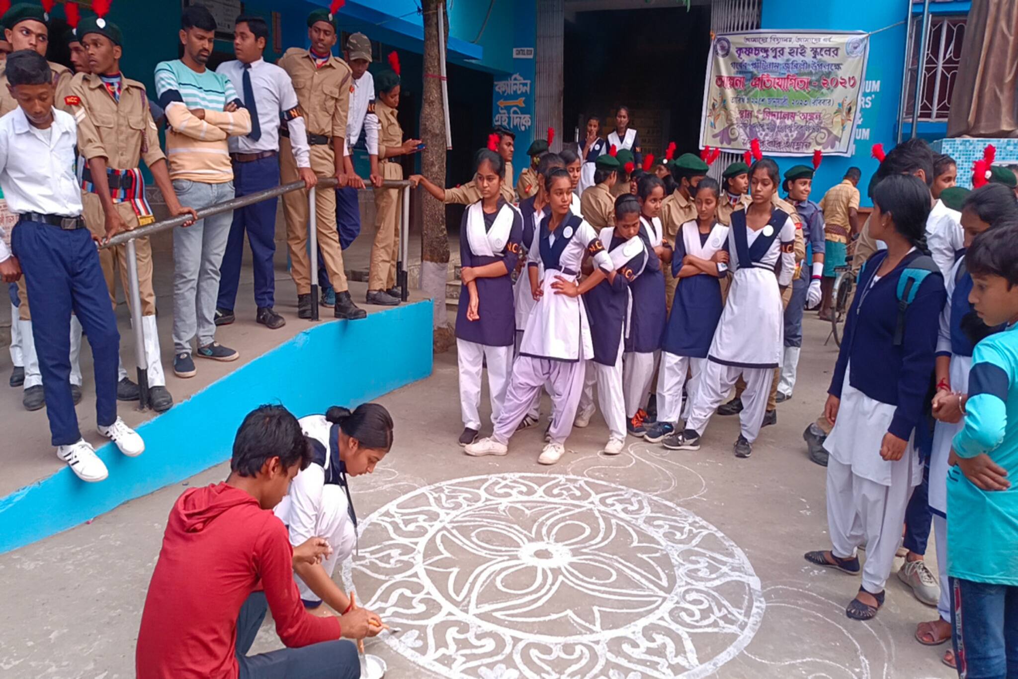 প্রতিযোগিতার আল্পনায় বদলে গেল স্কুলের রূপ!