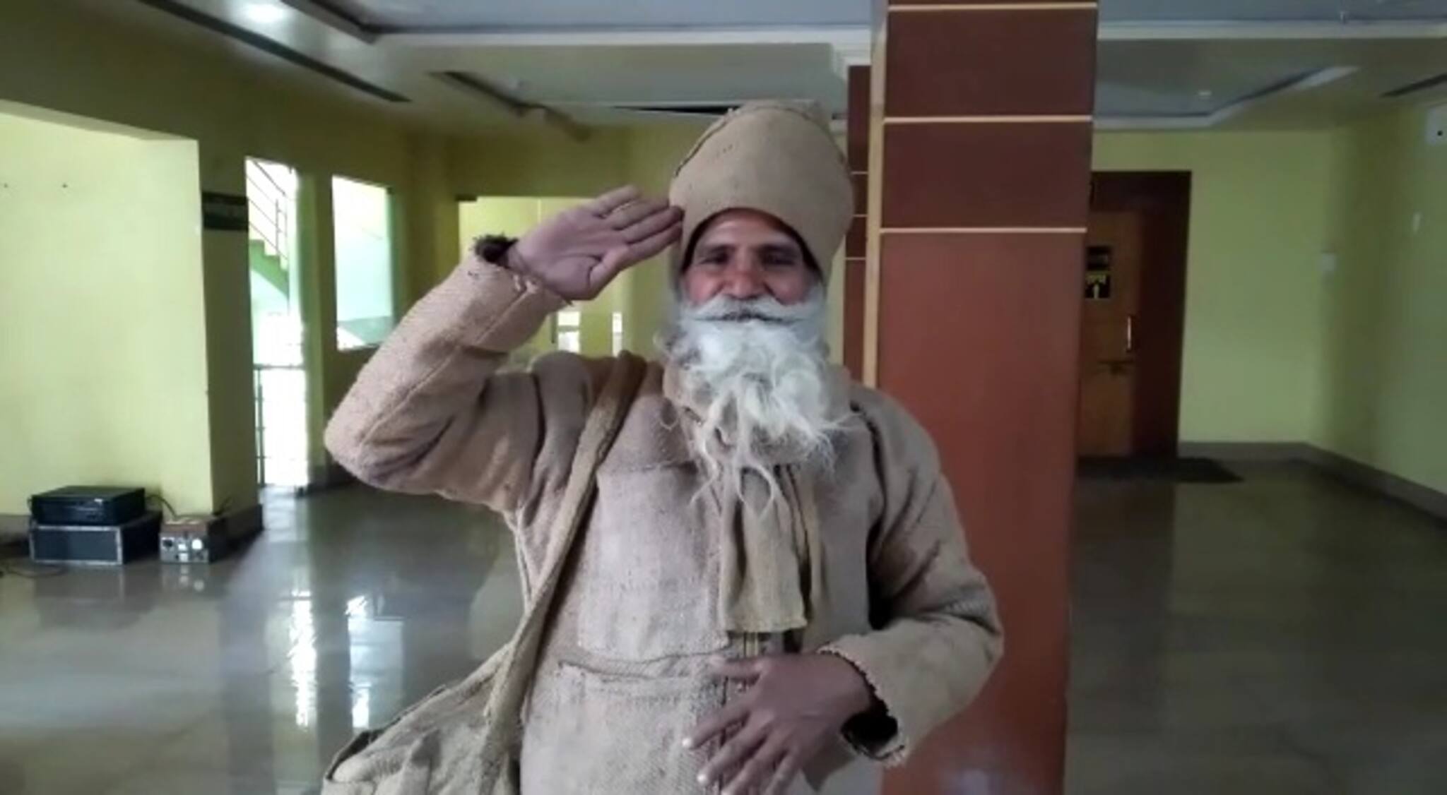 শরীরে পাটের বস্তা! নেতাজি ভক্ত ৭৬ বছরের এই বৃদ্ধ অবাক করছেন সকলকে