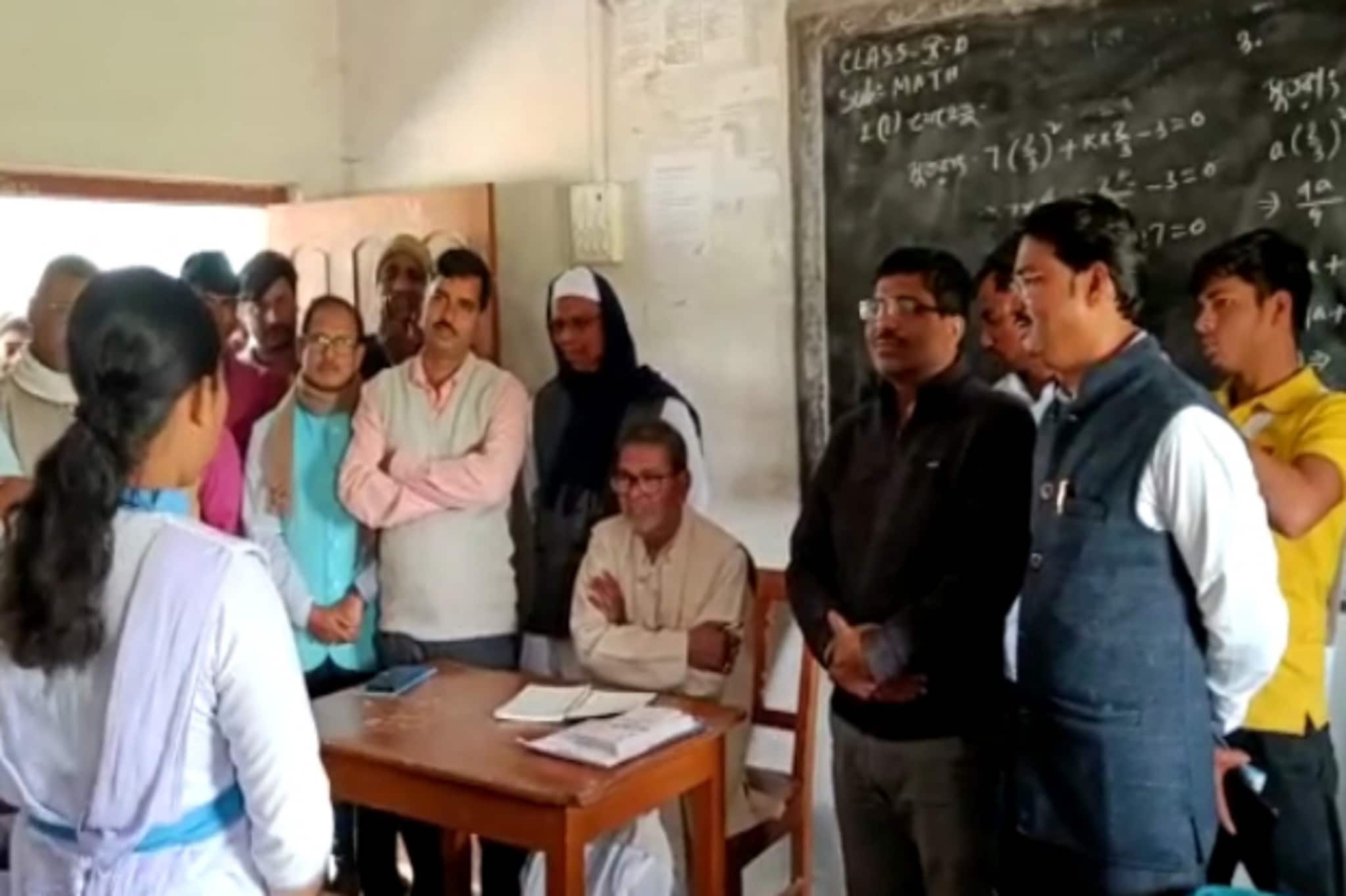 'দিদির দূত' যখন অঙ্কের মাস্টার! অবাক হয়ে দেখল পড়ুয়ারা