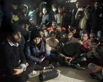 তুমুল চাপান-উতোর জওহরলাল নেহরু বিশ্ববিদ্যালয়ে! 
