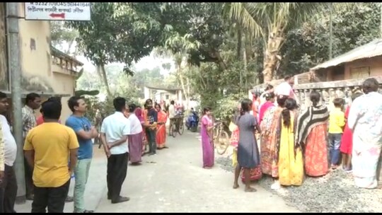 ঘটনাস্থলে ভিড় করে দাঁড়িয়ে এলাকাবাসীরা 