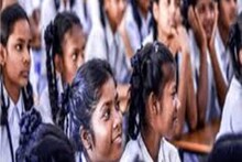 ঘরের অভাব ঠাসাঠাসি করে বসতে হচ্ছে পড়ুয়াদের, দিদির দূতদের কাছে অভিযোগ