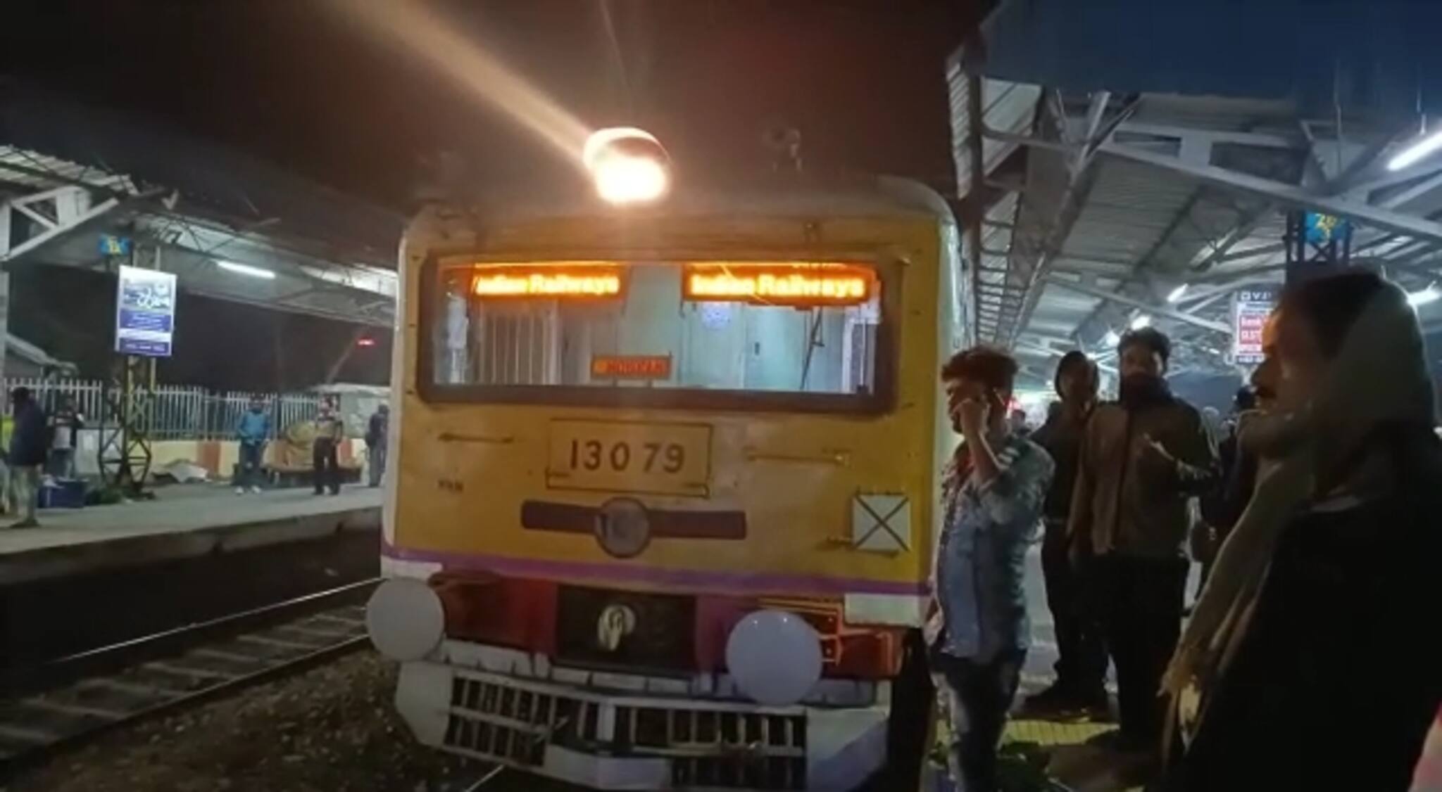 রাতে হঠাৎ স্তব্ধ ট্রেন চলাচল, কেন সব ট্রেন ঘণ্টাখানেক প্লাটফর্মে দাঁড়িয়ে থাকল!