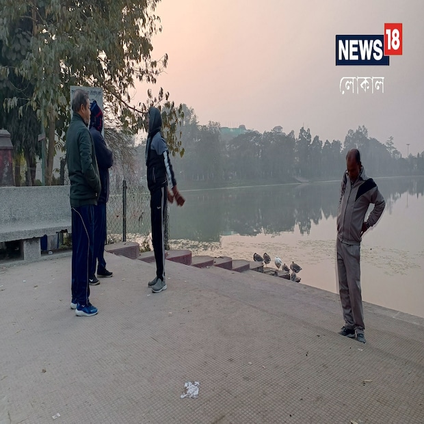৩) কোচবিহার জেলার প্রাণকেন্দ্রে অবস্থিত সাগরদিঘি। তারই চত্বরে বহু মানুষকে দেখা গেল মর্নিং ওয়াক করতে। এছাড়াও সাগরদিঘী চত্বরের চায়ের দোকানে চা প্রেমী মানুষদের ভিড় লক্ষ্য করা গেছে। কোচবিহারের মানুষেরা বর্তমানের এই হালকা শীতের আমেজ বেশ উপভোগ করছেন। (ছবি ও তথ্য - সার্থক পন্ডিত)