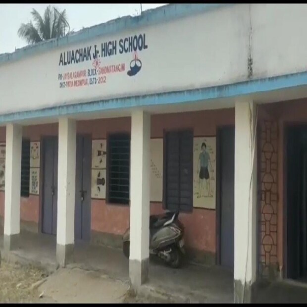 বাগদেবীর আরাধনা নিয়ে তৎপরতা যখন সব স্কুলে স্কুলে, তখন সরস্বতী পুজো নিয়ে কোনও রকম কোন প্রস্তুতিই নেই পূর্ব মেদিনীপুরের এই স্কুলে।