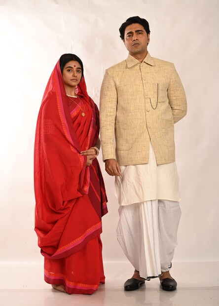 ছবিতে দেবের বিপরীতে অভিনয় করছেন অভিনেত্রী সৃজা দত্ত। যতীন্দ্রনাথ মুখোপাধ্যায়ের স্ত্রী হবেন তিনি। লাল আটপৌড়ে শাড়ি, কপালে সিঁদুর, মাথায় ঘোমটা, একেবারেই স্বাধীনতার আগের দিনগুলো মনে করিয়ে দিচ্ছে পোস্টার।