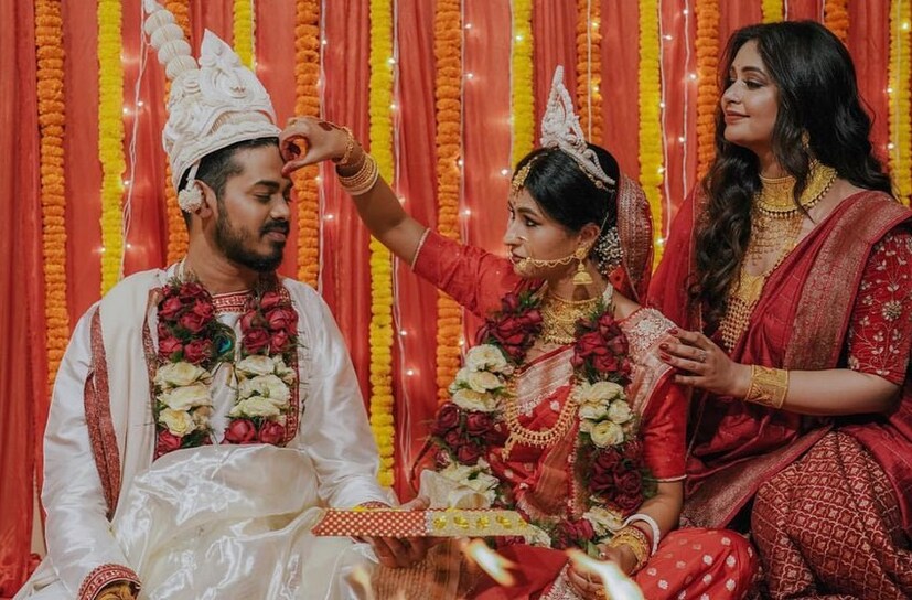বিয়ের আসরে চিত্রাঙ্গদার পাশে সমান নজর কাড়ছিলেন ঋতাভরী। এদিন লাল লেহঙ্গার সঙ্গেই শাড়ি পরেছিলেন ঋতাভরী। ভারি জরির কাজের লেহঙ্গা পরেছিলেন ঋতাভরী। তাঁর লাল সিল্কের শাড়িতেও ছিল জরির কাজ।