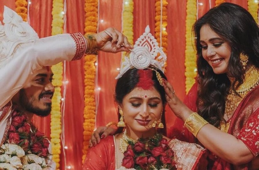 দিদির বিয়েতে সিঁদুরদানর ছবি শেয়ার করে নিতে গিয়ে ঋতাভরীর মনে পড়ল তাঁর চরিত্রকেই। দিদির বিয়ের সিঁদুরদানের ছবির সঙ্গে ঋতাভরী শেয়ার করে নিলেন নিজের পর্দার চরিত্রের ছবিও। নিজের সোশ্যাল মিডিয়ায় দিদির সিঁদুরদানের ছবি শেয়ার করে ঋাতভরী লিখেছেন, 'অসাম্যটুকু মুছে শুধু সাম্যটুকু গড়তে চেয়েছি নিজেদের ছবি দিয়ে। নিজেদের জীবনে। আমার দিদির বিয়ে। ২০২২ সালের সবচেয়ে প্রিয় মুহূর্ত।' ছবিতে দেখা যাচ্ছে, সম্বিতকে সিঁদুর পরিয়ে দিচ্ছেন চিত্রাঙ্গদা আর দিদির কাঁধে হাত রেখে বসে রয়েছেন ঋতাভরী, তাঁর মুখে যেন তৃপ্তির হাসি।