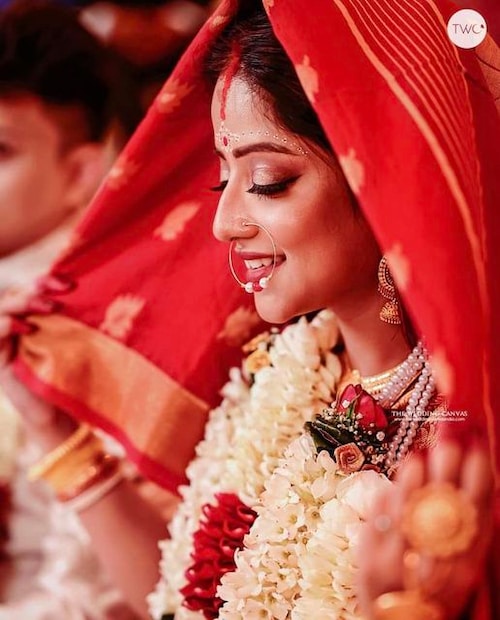 এখনও পর্যন্ত বিয়ের ছবি নিয়ের সোশ্যাল মিডিয়ার দেওয়ালে ভাগ করে নেননি রুশা। তবে বিয়ের আসরে উপস্থিত ফটোগ্রাফাররা ছবি শেয়ার করতেই তা ছড়িয়ে পড়েছে নেটদুনিয়ায়। রুশা মুখ না খুললেও তাঁর হয়ে ব্য়াট ধরেছেন অনুরাগীরা। 'রূপ নয় গুণই আসল, আর নিজের জীবনসঙ্গীর মধ্য়ে রুশা সেটাই বেছে নিয়েছে', স্পষ্ট দাবি রুশা-ভক্তদের।
