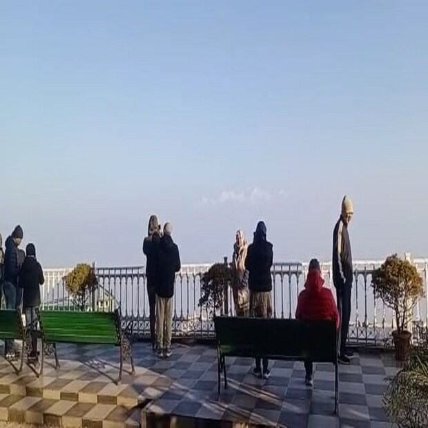 দার্জিলিংয়ের তাপমাত্রা হিমাঙ্কের নীচে পৌঁছে গিয়েছে। কিন্তু তুষারকণা দেখা মিলছে না পাহাড়ের রানিতে। এ যেন এক অচেনা পাহাড়। রোদ উঠলেও রোদের তেজ তেমন নেই। কিন্তু কিছুটা হলেও স্বস্তি পাওয়া যাচ্ছে।