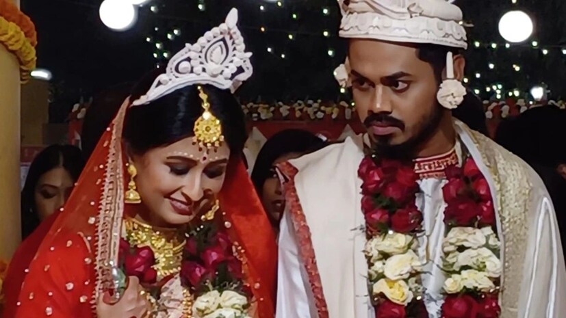 গত ২৪ তারিখ সাত পাকে বাঁধা পড়েছেন চিত্রাঙ্গদা ও সম্বিত। তাঁদের বিয়ে হওয়ার কথা ছিল ২০২১ সালেই। কিন্তু করোনার জন্য পিছিয়ে যায় সেই বিয়ে। অবশেষে বাইশের শেষে সাত পাকে বাঁধা পড়লেন সম্বিত চিত্রাঙ্গদা।