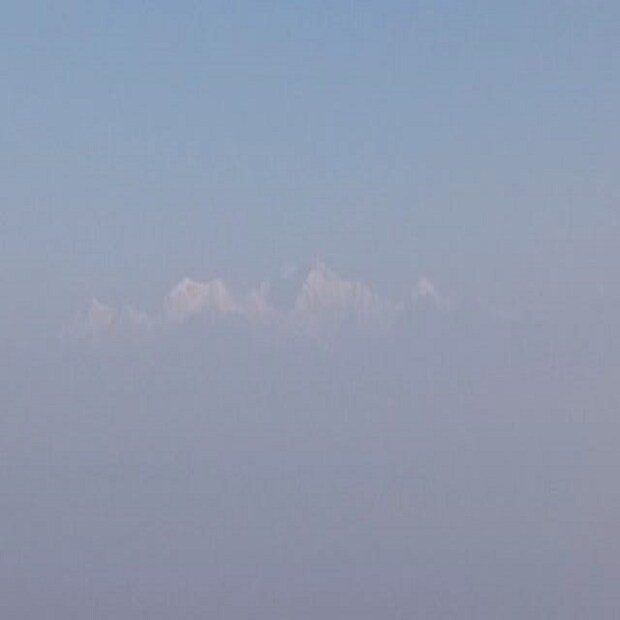 তবে রাত হতে না হতেই কুয়াশায় মুড়ে যাচ্ছে সমতলের প্রত্যেকটি এলাকা। কুয়াশার দাপট থাকছে সকাল পর্যন্ত। সঙ্গে উত্তুরে হাওয়ার দাপটে তাপমাত্রার পতন। ঠান্ডায় জবুথবু উত্তরবঙ্গবাসী।