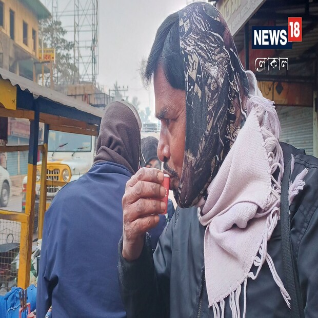 ৫) গোটা কোচবিহার জেলা জুড়ে তাপমাত্রার পারদ কিছুটা ঊর্ধ্বমুখী হয়ে রয়েছে। তাই ঘন সাদা কুয়াশা চাদর হয়তো আর দেখা মিলবে না কোচবিহারে। আজ কোচবিহারে রোদের দেখা পাওয়ার সম্ভাবনা রয়েছে। তাই ঘুরতে যাওয়ার জন্য এই সময় আদর্শ সময় বলে মনে করছেন অনেকেই। (ছবি ও তথ্য - সার্থক পন্ডিত)