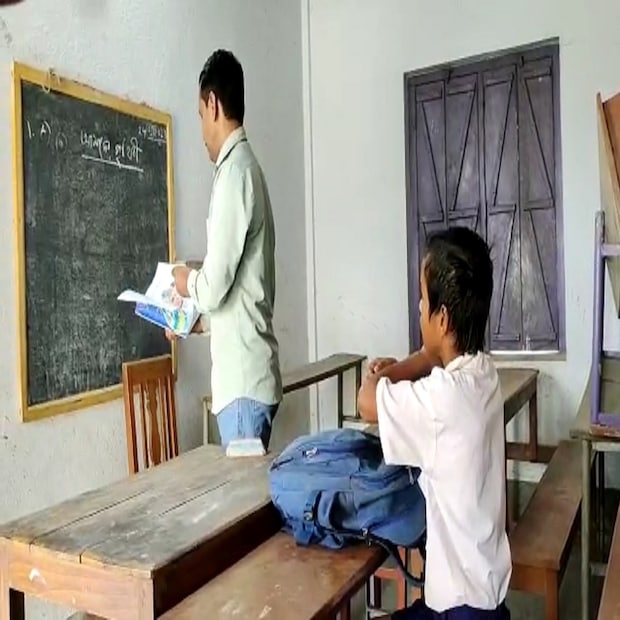 স্বাভাবিক ভাবেই সেই স্কুলে সরস্বতী পুজোর আয়োজন দেখা গেল না পুজোর একদিন আগেও।  