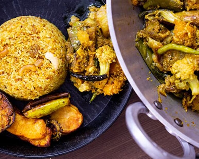 জানেন কি রান্নার সময় ঠিক কোন কোন উপকরণ দিলে তা লাবড়া ও ছ্যাঁচড়া এই দুটি পদের চরিত্র আলাদা আলাদাভাবে চিনিয়ে দেবে? জানেন কি লাবড়ায় কোন সবজি খাটে আর ছ্যাঁচড়ায় কোনটি? না জানলে জেনে নিন। নাহলে বাঙালি হিসেবে লজ্জার শেষ থাকবে না!