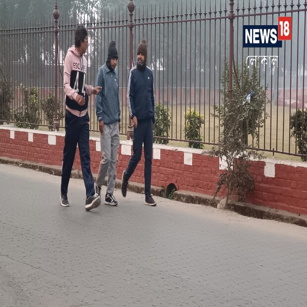 ৬) সকালে বাচ্চাদের স্কুল গুলির মধ্যে ছোট ছোট পড়ুয়াদের ভিড় লক্ষ্য করা যাচ্ছে। বাবা কিংবা মার সাথে শীতের পোশাক পড়ে স্কুলে হাজির হয়েছে স্কুলের প্রায় সকল পড়ুয়া। সব মিলিয়ে শীতের আমেজে পায়ে হেঁটে স্কুলে আসার বিষয় দারুন উপভোগ করছে পড়ুয়ারা। (ছবি ও তথ্য - সার্থক পন্ডিত)