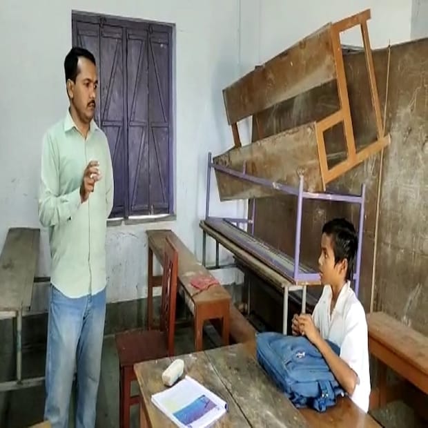বিদ্যালয়ে পড়ুয়া না থাকার কারণ হিসেবে স্থানীয় অভিভাবকদের দিকে আঙুল তুলছেন শিক্ষকরা। শুধু তাই নয় বিদ্যালয় প্রাঙ্গনে অসামাজিক কাজকর্ম চলে বলে অভিযোগ তাঁদের। (তথ্য ও ছবি-- সুজিত ভৌমিক/ সর্বানন্দ মিশ্র)