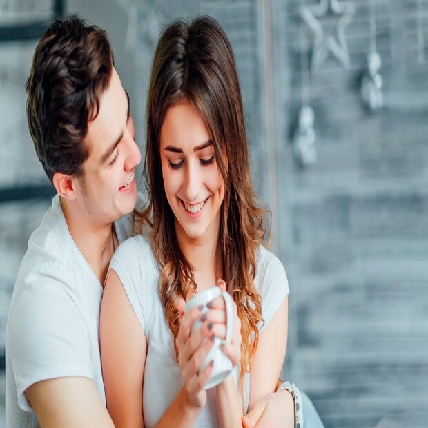 সঙ্গীর অনুভূতিগুলো বোঝার চেষ্টা করুন। শুনুন, সব সময় বলার প্রয়োজন নেই। সঙ্গী ভুল বললেও, মাথায় বা হাতে হাত রেখে বোঝানোর চেষ্টা করুন। রাগ হলেও নিজেকে বলুন একটু অপেক্ষা করতে। পরে সঙ্গীর সঙ্গে কথা বলুন। এতে ঝগড়ার সম্ভাবনা কমে। 