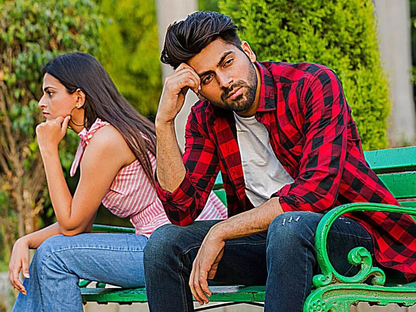 কাছের মানুষের সঙ্গে ধুন্ধুমার ঝগড়া করার বেশ কিছুক্ষণ পর যখন মন কেমন করে, অথবা সেই মনের মানুষ রেগেমেগে মোবাইল বন্ধ করে রাখে, ঠিক তখন নিজেই যখন আবার ফোন করেন, আর তখনই ঝগড়াকে বুড়ো আঙুল দেখিয়ে জিতে যায় প্রেম। তবে সাধারণ বুদ্ধি-বিবেচনায় অনেকেই সেটা বুঝতে পারে না। ছবি : প্রতীকী ছবি 