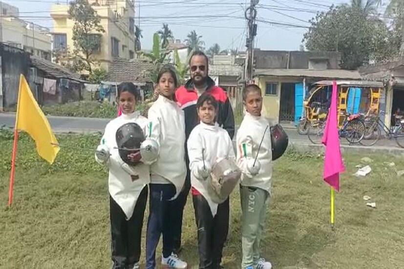 প্রশিক্ষকরাও নিজেদের ছাত্র-ছাত্রীদের নিয়ে আশাবাদী৷ দিবাকর দাস, নীলাব্জ দাস,  বিশাল রাও-র প্রশিক্ষণে জাতীয় ফেন্সিংয়ের সাব জুনিয়র স্তরে নিজেদের স্কিল মেলে ধরার সুযোগকে দারুণ এক পদক্ষেপ মনে করছেন ছাত্র-ছাত্রীরা৷ কারণ বড় মঞ্চে দেশের সেরাদের সঙ্গে কাঁধে কাঁধ মিলিয়ে লড়ার সুযোগও তো মেলে কঠিন লড়াইয়ে সাফল্যের পরেই৷