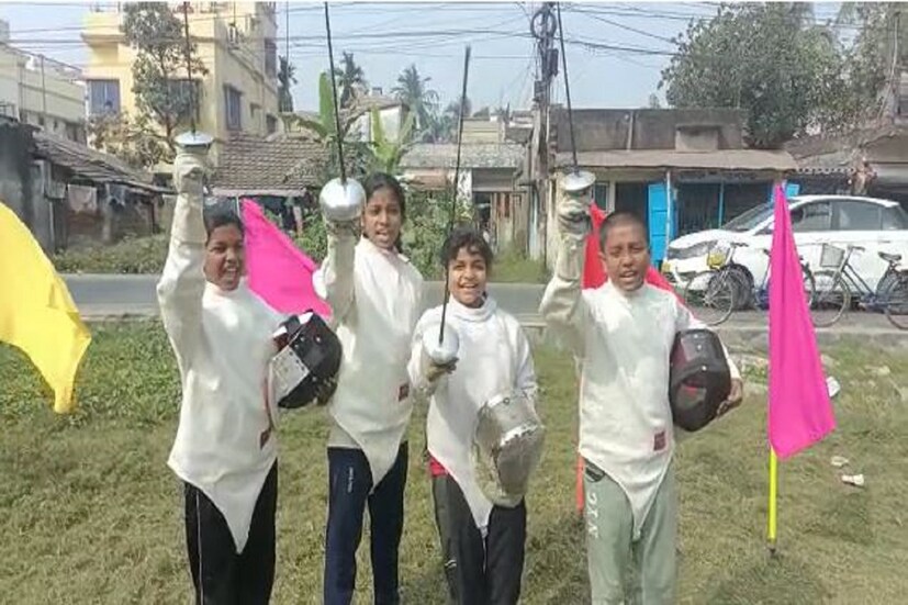 সামনে অনেক পথ পেরোনোর আছে, ফেনসিংয়ে নিজেদের মন প্রাণ ঢেলে দেওয়া কিশোর-কিশোরীরা এখন বুঁদ নিজেদের প্রথম পদক্ষেপে পারফর্ম করার অপেক্ষায়৷