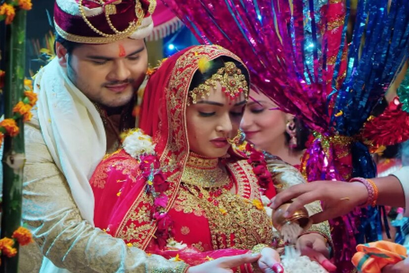 গ্র্যাজুয়েশনে টপ করেও এক মাধ্যমিক ফেল পাত্রকে বিয়ে করে ফেললেন আম্রপালী! সম্প্রতি এমনই এক ভিডিও প্রকাশ্যে এসেছে। ‘ভোজপুরি ইউটিউব ক্যুইন’ নামে পরিচিত অভিনেত্রী আম্রপালী দুবের একটি ভিডিও প্রকাশিত হয়েছে, যেখানে দেখা গিয়েছে তিনি ১০ শ্রেণি অনূত্তীর্ণ এক ব্যক্তিকে বিয়ে করছেন। পরে এই নিয়ে তিনি যথেষ্ট গোলমালও পাকিয়েছেন। যদিও সিঁথির সিঁদুরের মর্যাদা তিনি দিতে চান, কিন্তু ফেল করা স্বামীর সঙ্গে কোনও সম্পর্ক রাখতে চান না। কিন্তু স্নাতকে প্রথম হওয়া অভিনেত্রীর জীবনে কী এমন ঘটনা ঘটল যে তিনি বাধ্য হলেন দশম শ্রেণি ফেল করা এক পাত্রকে বিয়ে করতে!