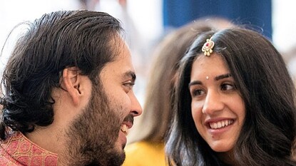 অনন্ত-রাধিকার বাগদানের প্রস্তুতি পর্ব প্রায় সারা, আম্বানি পরিবারে যেন আজ খুশির জোয়ার অনন্ত-রাধিকার বাগদানের প্রস্তুতি পর্ব প্রায় সারা, আম্বানি পরিবারে যেন আজ খুশির জোয়ার