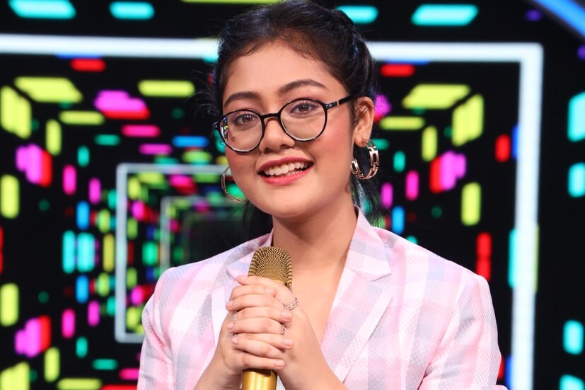 অনুষ্কা পাত্র- ‘ইন্ডিয়ান আইডল’-এ প্রতিযোগীদের মধ্যে সবথেকে ছোট অনুষ্কা। ‘সারেগামাপা’-র ফাইনালেও পৌঁছেছিলেন তিনি। বাংলার বিভিন্ন ছোট শহরে গিয়ে পারফর্ম করেছেন তিনি। টপ ১১-এ গিয়েও ছিটকে বেরিয়ে যেতে হয়েছে গায়িকাকে। কিন্তু জনপ্রিয়তার শিখরে পৌঁছে গিয়েছেন নিজের দক্ষতায়।
