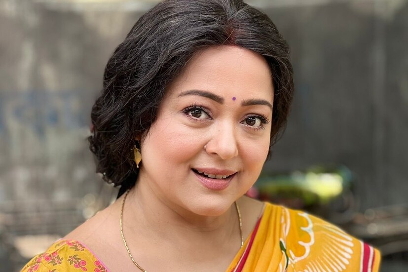 অন্যদিকে অপরাজিতা আগেও এই ধরনের রিয়ালিটি গেম শো-এ দীর্ঘদিন অ্যাঙ্কারিং করেছেন। 'টাকা চাই না সোনা'-তে অপরাজিতা কে দীর্ঘদিন দেখেছেন দর্শক। সেই কারণেই কি অভিজ্ঞতার নিরিখে অপরাজিতা পা গলালেন ইন্দ্রাণীর জুতোয়? নাকি রয়েছে অন্য কোনও বিশেষ কারণ?