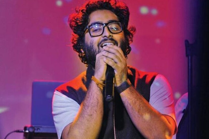 অরিজিৎ সিং। তাঁর কণ্ঠে মুগ্ধ গোটা দেশ। হাসিমুখে অবলীলায় গান গেয়ে যান তিনি। কলকাতা থেকে আরব সাগরের তীর মাতিয়ে রেখেছেন এই বঙ্গসন্তান।