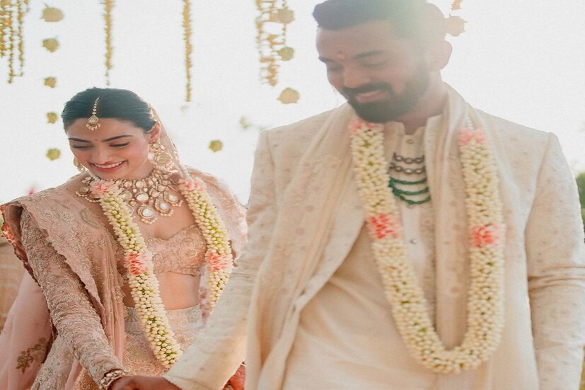 বলিউড ও ক্রিকেটের যোগ বহু পুরনো। বহু বলিউড নায়িকাই ক্রিকেটারের সঙ্গে বিয়ে করেছেন। এই তালিকা ক্রমশ দীর্ঘ হয়েই চলেছে। সম্প্রতি বিয়ে করলেন সুনীল শেট্টির মেয়ে আথিয়া ও ভারতীয় ক্রিকেটার কে এল রাহুল। 