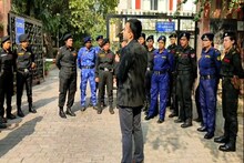 ভিতরে ঢুকে গ্রেফতার সাকেতকে, দিল্লির বঙ্গভবন এখন রাজ্য পুলিশে ছয়লাপ! সময় ১ মাস