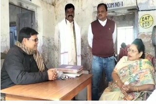 সাংসদ মালা রায়ের সঙ্গে প্রধান শিক্ষক সাক্ষীগোপাল মণ্ডল। রয়েছেন তৃণমূলের ব্লক সভাপতি নিমাই মাজিও (বাঁদিকে দাঁড়িয়ে)।