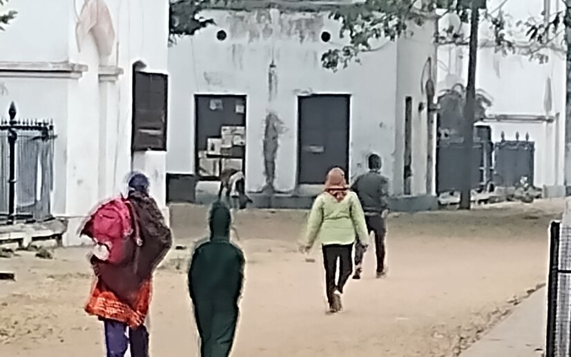 শীতের শেষ ইনিংসে আপাতত জবুথবু বাঁকুড়াবাসী। ঘুম ভাঙতে না চাইলেও ২৩ জানুয়ারির উষ্ণ দেশপ্রেমকে আলিঙ্গন করেছে শহর বাঁকুড়া। পার্কে এবং ফাঁকা রাস্তায় মর্নিং ওয়াক করতে দেখা যাচ্ছে বেশ কয়েকজনকে। সারা শহরের ভিড় যেন চায়ের দোকানগুলোতে গিয়ে জমা হয়েছে।