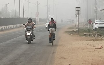 পারদ সামান্য বাড়তেই ফিরে এল কুয়াশা, মেঘলা আবহাওয়ায় আচ্ছন্ন জেলা পারদ সামান্য বাড়তেই ফিরে এল কুয়াশা, মেঘলা আবহাওয়ায় আচ্ছন্ন জেলা