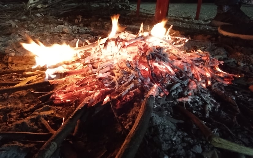 সোমবার সর্বনিম্ন তাপমাত্রা ছিল ১৮ ডিগ্রি এবং সর্বোচ্চ তাপমাত্রা থাকবে ৩০ ডিগ্রি সেলসিয়াস। বিগত কয়েক দিনের তুলনায় গতকাল কুয়াশার প্রকোপ তুলনামূলক ভাবে একটু বেশি থাকায় ভোর বেলা থেকেই যান চলাচল নিয়ন্ত্রিতভাবে হয়। এখনও ঠান্ডার হাত থেকে রক্ষা পেতে আগুনের সাহায্য নিতে হয়েছে। এখনই বাক্স বন্দি হচ্ছে না শীতের পোশাক। কুয়াশা ও মেঘলা হলেও সকাল ফিটনেসপ্রেমীদের ভিড়ও সামান্য বেশি ছিল কাল।